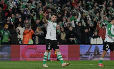 Otro que está en un gran momento y que suma cuatro goles en los últimos cuatro partidos es Arana. El delantero del Racing hizo un doblete ante el Málaga para voltear el marcador. Dos tantos calcados, a la salida de un córner, en centros de Andrés Martín y con sendos remates de cabeza.