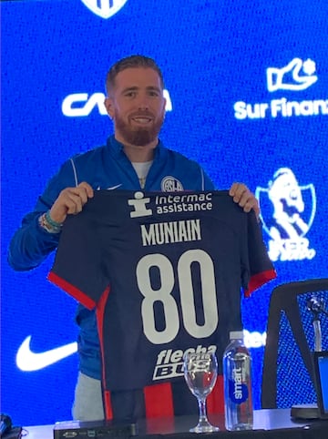 Iker Muniain posa con la camiseta de San Lorenzo con el dorsal 80.