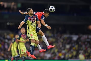 Ambos equipos pelean fuertemente para llevarse el triunfo en la cancha del Estadio Azteca.