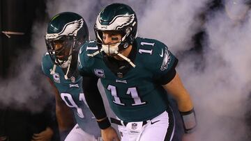 PHILADELPHIA, PA - DECEMBER 03: Defensive tackle Fletcher Cox #91 and quarterback Carson Wentz #11 of the Philadelphia Eagles run onto the field before taking on the Washington Redskins at Lincoln Financial Field on December 3, 2018 in Philadelphia, Pennsylvania.   Mitchell Leff/Getty Images/AFP
 == FOR NEWSPAPERS, INTERNET, TELCOS &amp; TELEVISION USE ONLY ==