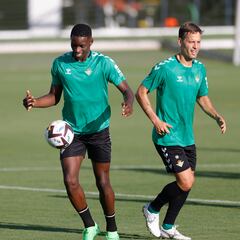 Montoya, con muletas, Víctor Ruiz y Canales viajan a Marbella con el Betis