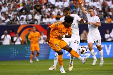 El delantero brasileñoa del Madrid, Endryck, trata de controlar el balón. 