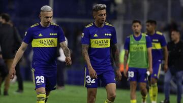 Boca Juniors&#039; forward Norberto Briasco (L) and midfielder Agustin Almendra (C) react at the end of the Argentine Professional Football League match against Velez Sarsfield at Jose Amalfitani stadium in Buenos Aires, on October 24, 2021. (Photo by ALEJANDRO PAGNI / AFP)