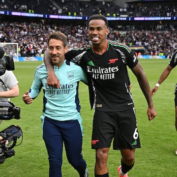 Nicolás Jover y Gabriel Magalhães, miembro del staff y jugador del Arsenal, celebran el triunfo conseguido en el Derbi del Norte de Londres ante el Tottenham.