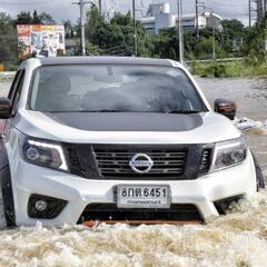 ¿Qué nivel agua puede resistir un automóvil en una inundación?