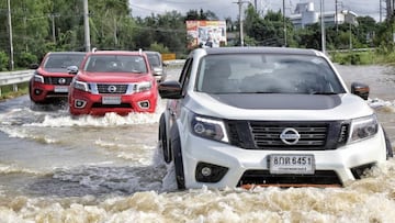 Camionetas de la marca Nissan atraviesan por un encharcamiento