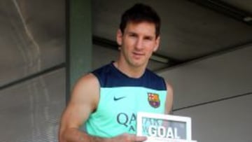 Leo Messi con el trofeo premio Goal 50.