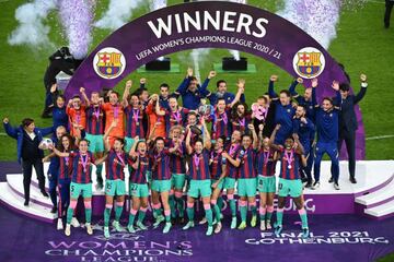 Barcelona's players raise their trophy after winning the UEFA Women's Champions League final between Chelsea FC and FC Barcelona in Gothenburg, Sweden, on May 16, 2021. (Photo by Jonathan NACKSTRAND / AFP)