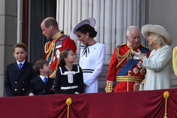 La familia real viendo el desfile Trooping the Colour.