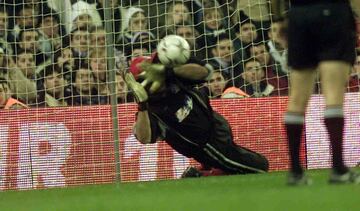 Un maestro a la hora de ganar al delantero en el juego psicol車gico. Hasta la temporada pasada segundo entrenador de Simeone, fue tan peculiar en sus paradas como experto desde el punto de penalti y es el 迆nico de la lista con m芍s penaltis parados que goles encajados. De cinco que le tiraron en Liga con el Atl谷tico, par車 tres y solamente encaj車 dos goles. Sin duda, el m芍s recordado por la afici車n fue el parado por el Mono Burgos en el primer derbi en el Santiago Bernab谷u tras el regreso del Atl谷tico a Primera Divisi車n, donde entre el guante y la cara evit車 que Figo consiguiese marcar como hab赤a hecho en la primera mitad. Acab車 con la nariz toda ensangrentada, la gorra por los aires, pero manteniendo vivo al equipo en el partido antes de que Albertini empatase en la 迆ltima jugada del derbi. Portero rojiblanco entre 2001 y 2004.
