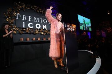 Brisa Fenoy recogiendo el premio ICON a la agitación cultural.