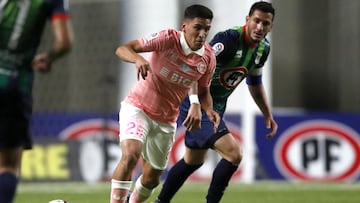 Futbol, Union La Calera vs Universidad Catolica.
Fecha 24, campeonato Nacional 2021.
El jugador de Universidad Catolica Marcelino Nunez, izquierda, disputa el balon con Gonzalo Castellani de Union La Calera durante el partido de primera division realiza