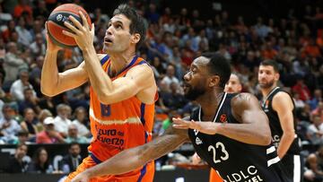 Fernando San Emeterio entra a canasta defendido por David Lighty, del Asvel Lyon-Villeurbanne.