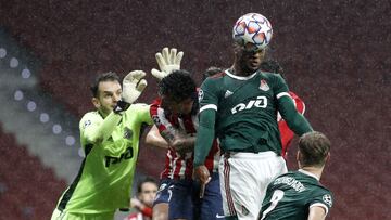 La defensa del Lokomotiv despeja la intentona del Atlético.