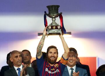 Soccer Football - Spanish Super Cup - Barcelona v Sevilla - Grand Stade de Tanger, Tangier, Morocco - August 12, 2018 Barcelona's Lionel Messi lifts the trophy as they celebrate winning the Spanish Super Cup REUTERS/Sergio Perez