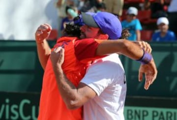 Christian Garín celebra junto al capitán Nicolás Massú después de ganar su partido contra el peruano Duilio Beretta en un match de Copa Davis entre Chile y Perú por la Zona Americana grupo II.