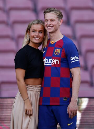 Frenkie de Jong junto a su pareja Mikky Kiemeney.