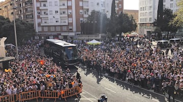 Cientos de seguidores reciben el autobús de las Leyendas del Valencia. 

