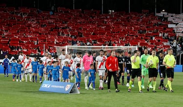 Salida al terreno de juego de los equipos.