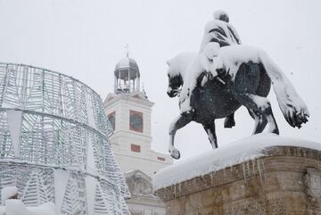 La estatua de Carlos III cubierta de nieve en la Puerta del Sol en Madrid.