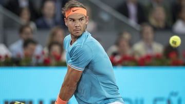 Rafa Nadal devuelve una bola durante un partido en el Mutua Madrid Open 2019.