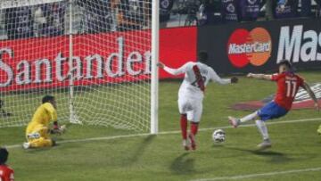 El delantero chileno Eduardo Vargas (d) dispara a puerta ante el centrocampista peruano Carlos Antonio Ascues (c) para marcar su gol en el partido Chile-Perú, de semifinales de la Copa América de Chile 2015, en el Estadio Nacional Julio Martínez Prádanos de Santiago de Chile, Chile, hoy 29 de junio de 2015. EFE/Juan Carlos Cárdenas