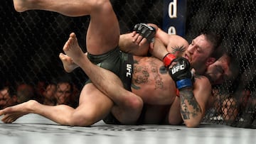 Khabib Nurmagomedov tratando de someter a Conor McGregor en su pelea.