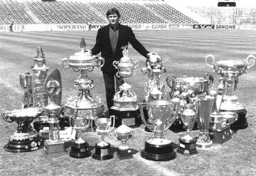 El de Cieza posee un gran palmarés: nueve campeonatos de la liga española, cinco Copas del Rey, dos Copas de la UEFA, dos Supercopas de España y una Copa de la Liga. En la foto, Camacho posa con todos los trofeos en el estadio Santiago Bernabéu.