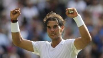 El tenista espa&ntilde;ol Rafael Nadal celebra la victoria conseguida frente al eslovaco Martin Klizan, en el partido de la primera ronda del torneo de tenis de Wimbledon que se disputa en el All England Lawn de Londres, Reino Unido, el 24 de junio del 2014. 