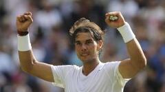 El tenista espa&ntilde;ol Rafael Nadal celebra la victoria conseguida frente al eslovaco Martin Klizan, en el partido de la primera ronda del torneo de tenis de Wimbledon que se disputa en el All England Lawn de Londres, Reino Unido, el 24 de junio del 2014. 