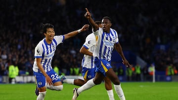 Soccer Football - Premier League - Brighton & Hove Albion v Tottenham Hotspur - The American Express Community Stadium, Brighton, Britain - October 6, 2024 Brighton & Hove Albion's Danny Welbeck celebrates scoring their third goal with Kaoru Mitoma Action Images via Reuters/Matthew Childs EDITORIAL USE ONLY. NO USE WITH UNAUTHORIZED AUDIO, VIDEO, DATA, FIXTURE LISTS, CLUB/LEAGUE LOGOS OR 'LIVE' SERVICES. ONLINE IN-MATCH USE LIMITED TO 120 IMAGES, NO VIDEO EMULATION. NO USE IN BETTING, GAMES OR SINGLE CLUB/LEAGUE/PLAYER PUBLICATIONS. PLEASE CONTACT YOUR ACCOUNT REPRESENTATIVE FOR FURTHER DETAILS.. TPX IMAGES OF THE DAY