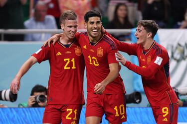 Marco Asensio, Dani Olmo y Gavi  celebrando el gol  de Asensio durante el partido del Mundial de Qatar 2022 entre España y Costa Rica en el Estadio Al Thumama.