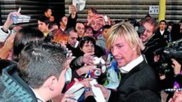 <b>UN ÍDOLO. </b>Guti firmó una gran cantidad de autógrafos.