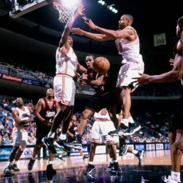 En Miami, intentando anotar entre los pívots de los Heat en 1998.