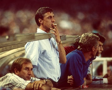 Johan Cruyff fumando en el banquillo.