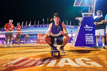 El murciano de 18 a?os ha anticipado su explosión. Ganó su primer torneo ATP (Umag, Croacia), llegó a cuartos del US Open (se retiró por lesión) donde derrotó al número tres del mundo Stefanos Tsitsipas, se proclamó campeón del Masters NextGen (Sub-21) y terminó en el puesto 32? de la clasificación ATP. El futuro es suyo.