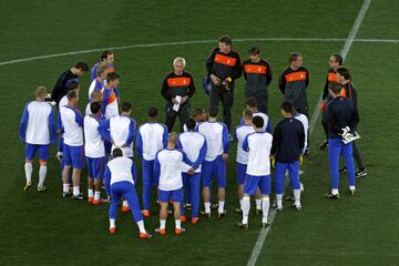 Bert van Marwijk, seleccionador holandés, calibraba las opciones de sus jugadores en vísperas de la gran final: “Es el partido más importante de nuestras vidas, y esto es muy importante para mis jugadores. Es muy especial, pero creo que España es el mejor equipo del mundo. Es la selección que mejor juego ha hecho, pero perdió un partido. Una de las claves será controlar el centro del campo…”.