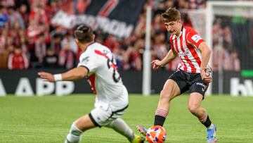 BILBAO (PAÍS VASCO), 13/04/2025.- El centrocampista del Athletic Club de Bilbao Mikel Jauregizar (d) juega el balón ante el defensa uruguayo del Rayo Vallecano ?Pacha? Espino (i), durante el partido de la jornada 31 de LaLiga EA Sports que disputan Athletic Club de Bilbao y Rayo Vallecano este domingo en el estadio de San Mamés, en Bilbao. EFE/Javier Zorrilla