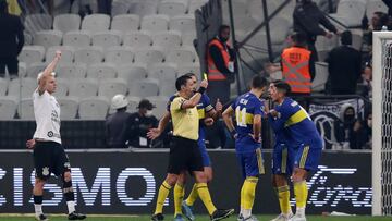 Soccer Football - Copa Libertadores - Round of 16 - First Leg - Corinthians v Boca Juniors - Neo Quimica Arena, Sao Paulo, Brazil - June 28, 2022 Boca Juniors' Marcos Rojo is shown a yellow card by referee Roberto Tobar Vargas REUTERS/Amanda Perobelli