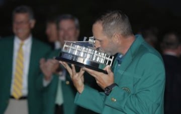 Sergio García with the green jacket and the winner's trophy.