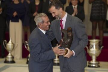 El Rey Felipe VI le entrega el Premio Trayectoria a Federico Martín Bahamontes.
