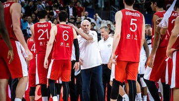 Popovich, seleccionador de Estados Unidos, consuela a Cedi Osman, que fall&oacute; dos tiros libres decisivos.