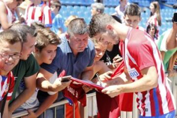 Sime Vrsaljko atiende a los aficionados que acudieron al Vicente Calderón.