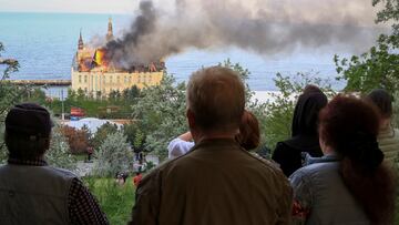 People look at a burning educational institution building after a Russian missile strike, amid Russia's attack on Ukraine, in Odesa, Ukraine April 29, 2024. REUTERS/Sergey Smolentsev