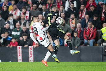 Jugada del penalti por mano de Dani Carvajal. El árbitro Martínez Munueera, trsa revisar la acción en el VAR, señala los once metros.