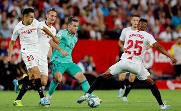 Gareth Bale entre Reguil¨®n y Fernando.