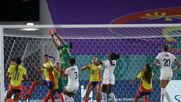 EVE4336. SANTO DOMINGO (REPÚBLICA DOMINICANA), 19/10/2024.- Luisa Agudelo de Colombia disputa un balón con jugadoras de los Estados Unidos este sábado, en un partido del grupo B de la Copa Mundial Femenina sub-17 entre las selecciones de Colombia y Estados Unidos en el estadio de Olímpico Félix Sánchez en Santo Domingo (República Dominicana). EFE/ Orlando Barria