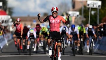 Ewan debuta en Ineos con victoria en Coppi e Bartali