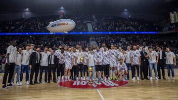 Los jugadores del Real Madrid celebran con su afici車n la reciente consecuci車n del t赤tulo de la Euroliga antes del partido entre el Real Madrid y el Betis, de Liga Endesa que se disputa este mi谷rcoles en el Wizink Center.