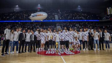 Los jugadores del Real Madrid celebran con su afición la reciente consecución del título de la Euroliga antes del partido entre el Real Madrid y el Betis, de Liga Endesa que se disputa este miércoles en el Wizink Center.